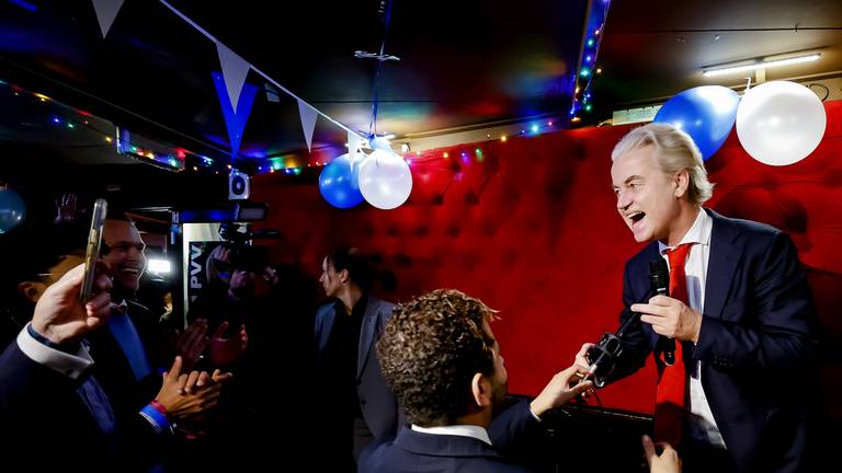 Geert Wilders viert de overwinning (foto: ANP).
