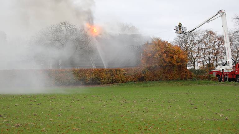 Grote brand in huis met rieten kap in Velp