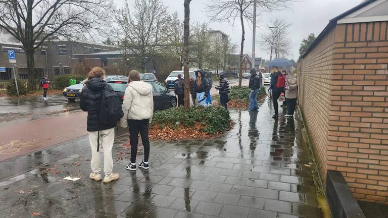 Middelbare scholen in Oss en Heesch ontruimd: bommelding blijkt vals