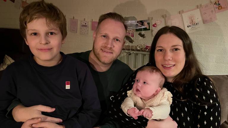 Alexander met zijn vriendin en kinderen.