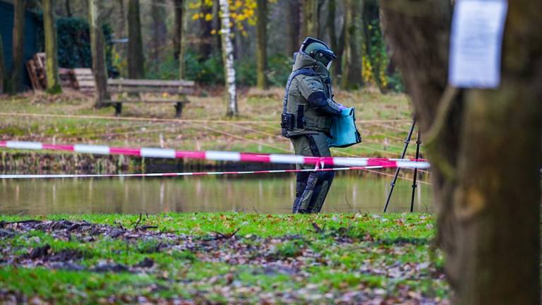 Een medewerker van de EOD bij de visvijver in Valkenswaard (foto: Dave Hendriks / SQ Vision)