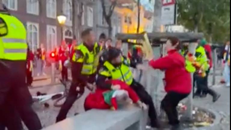 Agent met trompet op zijn hoofd geslagen: carnavalsband vecht met politie