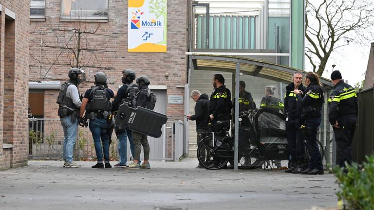 Zwaar bewapende agenten bij de school in Oisterwijk (foto: Toby de Kort).