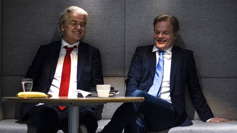 Geert Wilders en Pieter Omtzigt in het gebouw van de Tweede Kamer (foto: ANP)