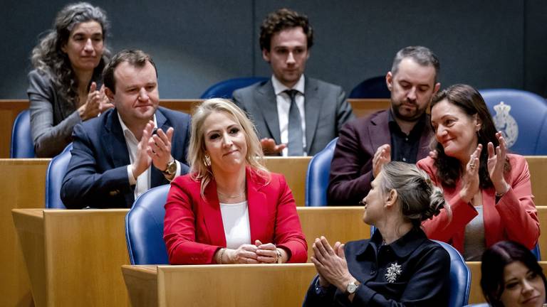 Applaus voor SP-partijleider Lilian Marijnissen tijdens een afscheid in de Tweede Kamer. (foto: ANP)