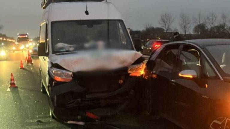 Ongeluk met meerdere auto's zorgt voor flinke file op de A50