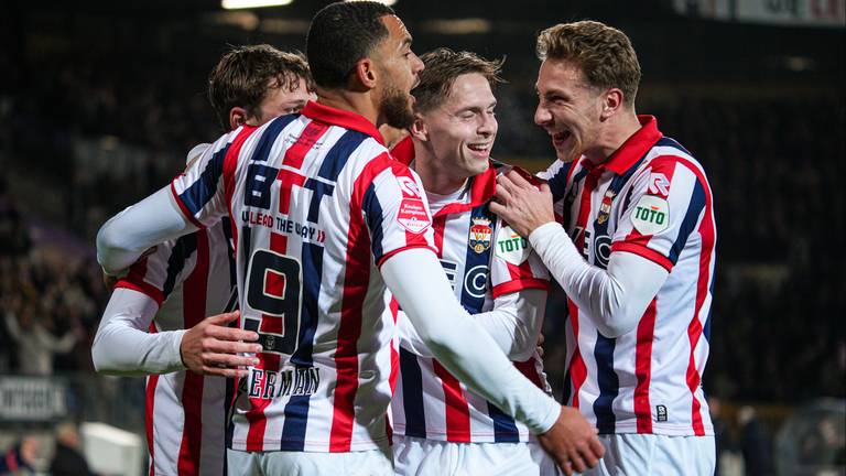 Spelers van Willem II vieren feest nadat Thijs Oosting heeft gescoord. Foto: Orangepictures.