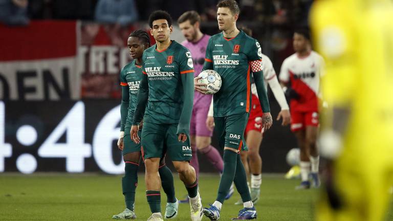 De spelers van RKC Waalwijk verlaten het veld na het stilleggen van de wedstrijd (foto: ANP).