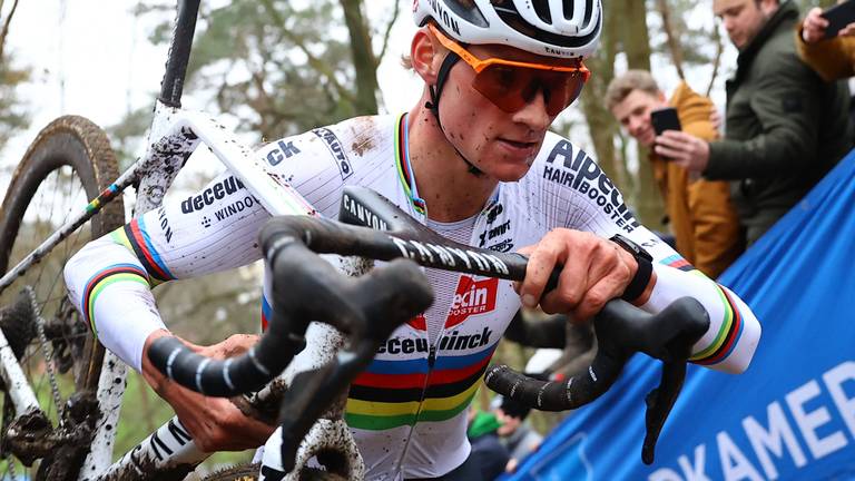 Mathieu van der Poel tijdens de veldrit in Herentals (foto: ANP).