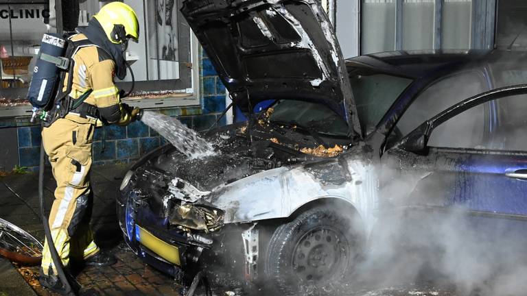 Auto in brand in Breda (foto: Perry Roovers / SQ Vision). 