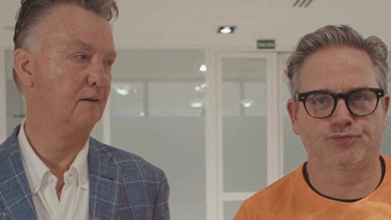 Louis van Gaal schiet Guus Meeuwis te hulp (beeld: Instagram Guus Meeuwis).