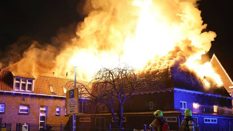 Dak van kerk stort in na grote brand: man uit Best opgepakt