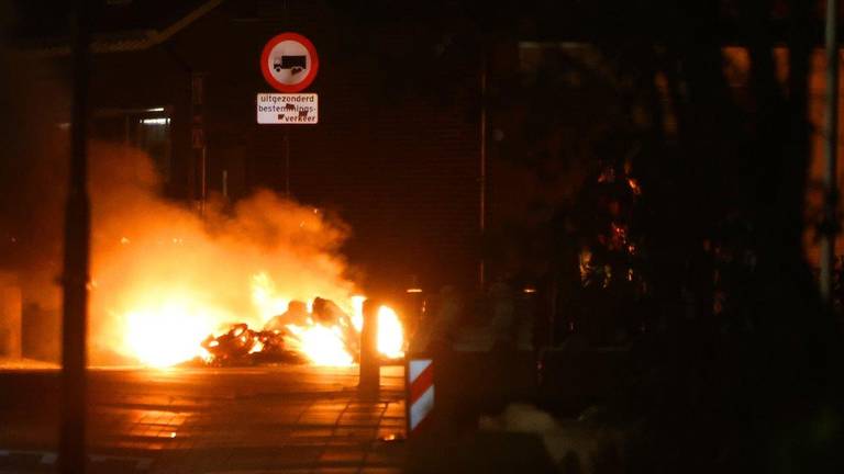 Het vuur woedde op de beruchte kruising van de Witboomstraat met de Van der Loostraat in Veen.
