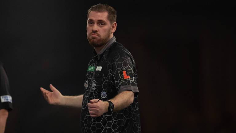 Berry van Peer in actie op het WK Darts (foto: ANP).