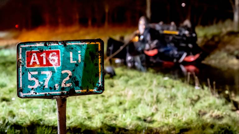 Dave redt 3 kinderen uit auto op z'n kop in sloot: 'Vader stond te gillen'