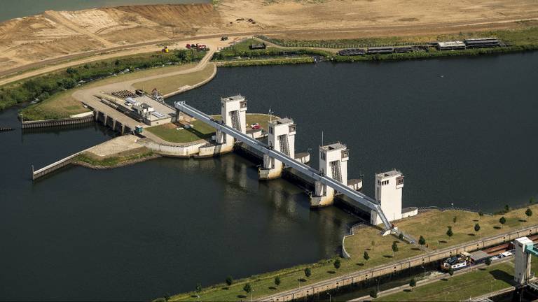 Archieffoto van het sluizencomplex bij Lith (foto: ANP/Aerovista Luchtfotografie).