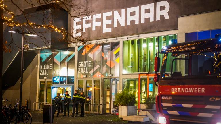 Concertzaal Effenaar ontruimd na brandmelding, bezoekers staan op straat