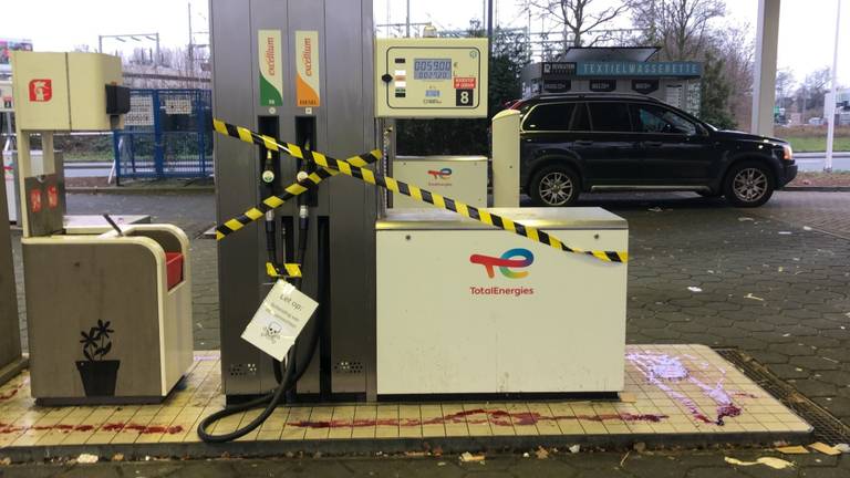 Het tankstation werd voorzien van tape en rode vloeistof (foto: Extinction Rebellion DB)