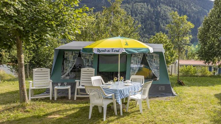 Een van de tenten van Rent-a-Tent op een camping in het buitenland (foto: Rent-a-Tent).