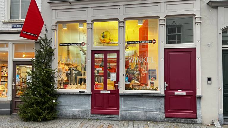 Terre des Hommes verkoopt onder meer tweedehands kerstkleding (foto: Megan Hanegraaf).