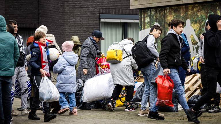 De eerste asielzoekers arriveerden woensdag in Uden (foto:ANP)