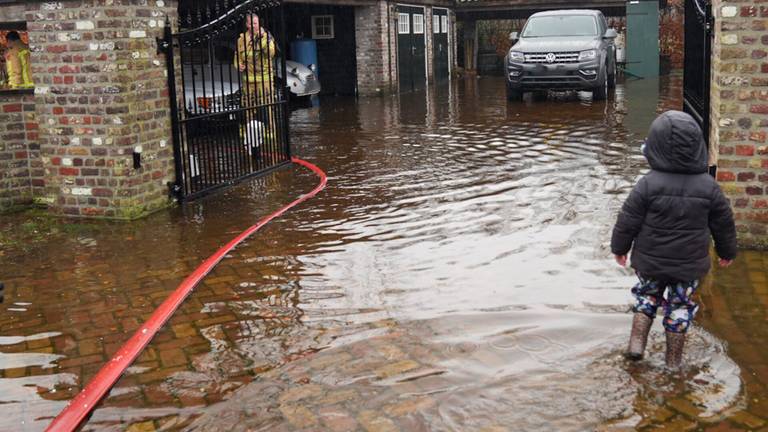 De brandweer pompt een huis in Lieshout leeg.