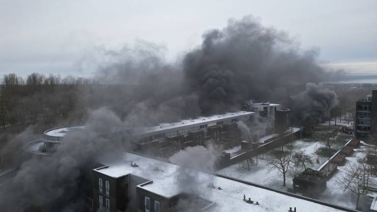Enorme brand in parkeergarage Den Bosch, vuur bereikt appartementen