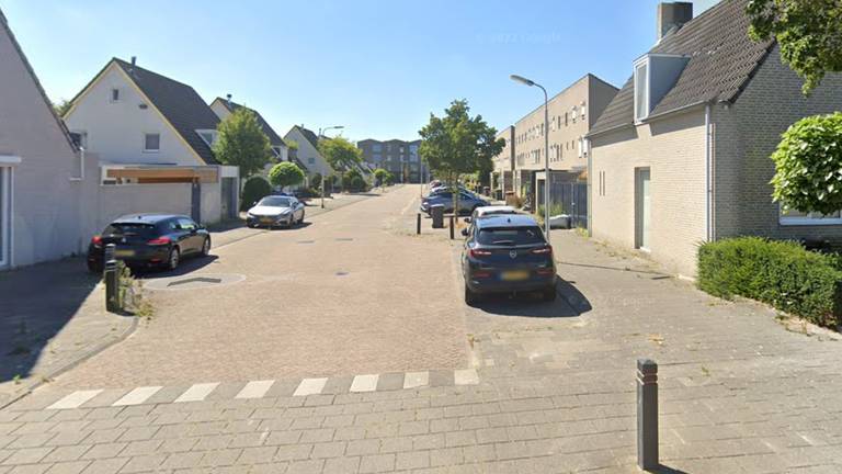 Pakketbezorger botst op auto en slaat bestuurder op het hoofd