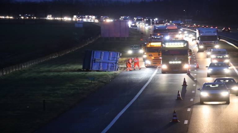 Container waait van vrachtwagen op de A73