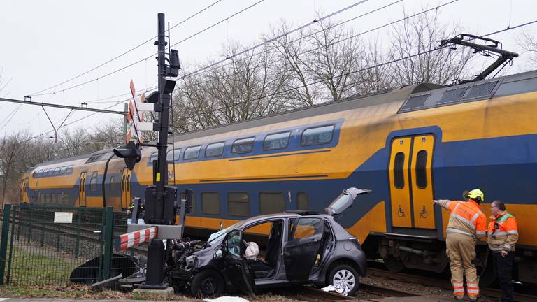Auto en trein rijden tegen elkaar aan: vrouw zwaargewond naar ziekenhuis