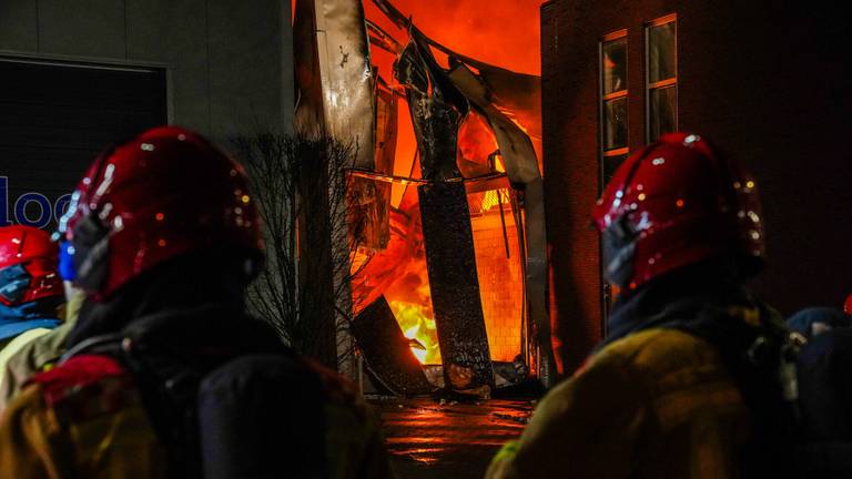 Meerdere explosies bij brand in bedrijfspand, gebouw deels ingestort