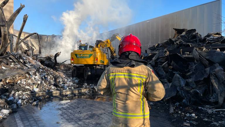 De puinhopen met op de achtergrond de gevel van Prolec