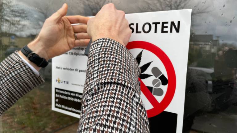 Vaak worden panden die worden gesloten,  voorzien van een sticker (Foto: Alice van der Plas)