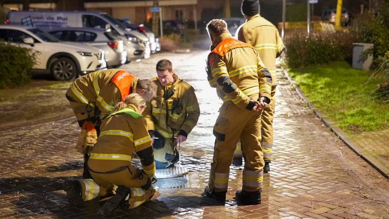 De brandweer doet metingen (foto: Gabor Heeres/SQ Vision).