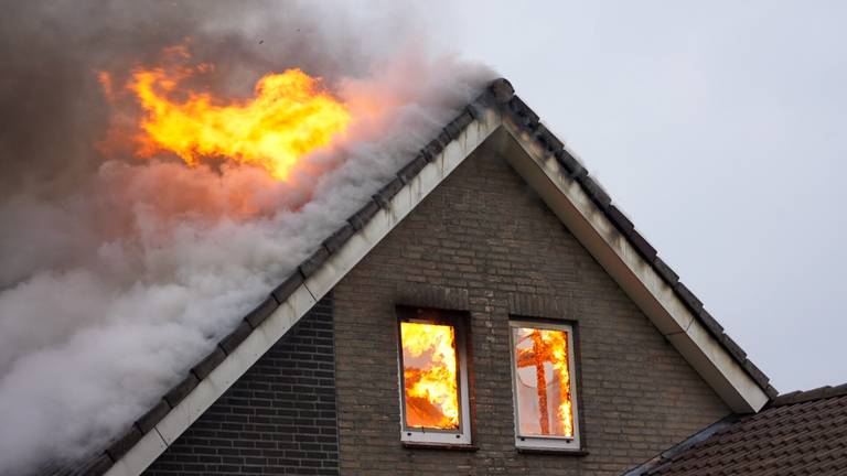 Huis in Lithoijen gaat in vlammen op, bewoner aangehouden