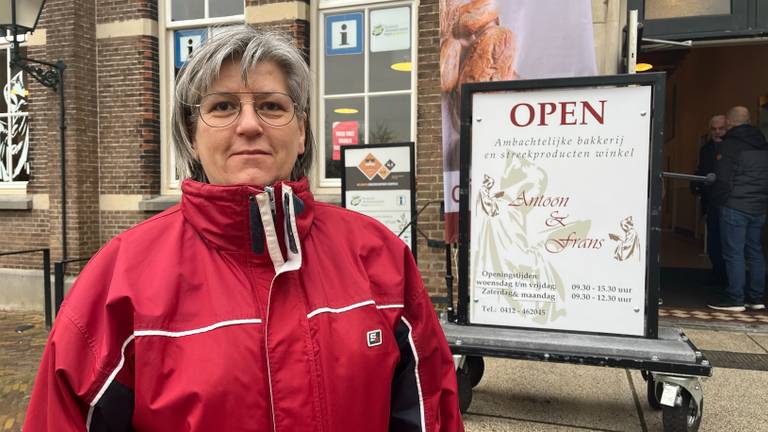 Berlinda bij de bakkerij van haar zoon (Foto: Carlijn Kösters).