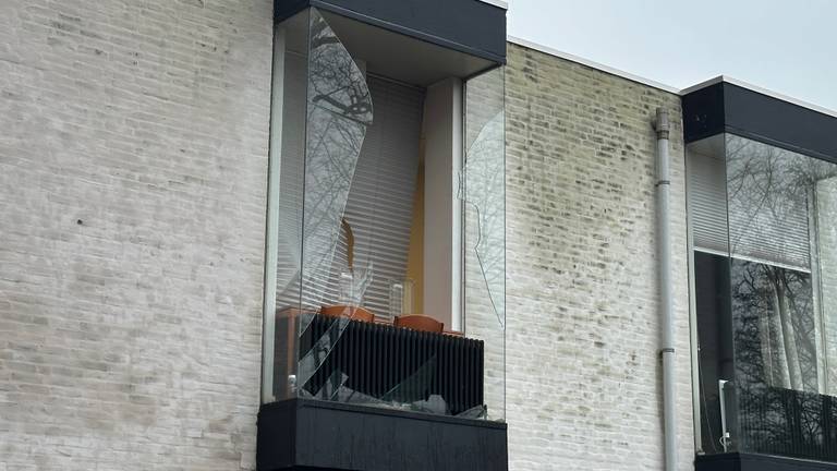 Explosie in keuken van flat, verschillende ramen liggen eruit