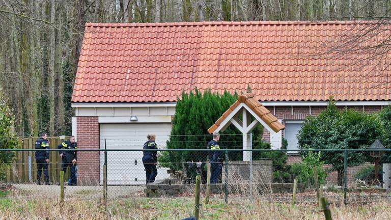 De politie dinsdag bij het gebouw op de Daniëlsweg (Foto: SQ Vision).