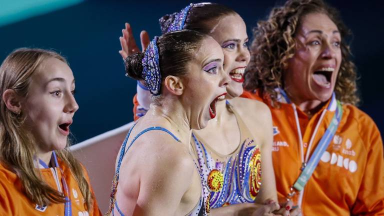 Bregje en Noortje horen dat ze tweede zijn geworden (foto: ANP)
