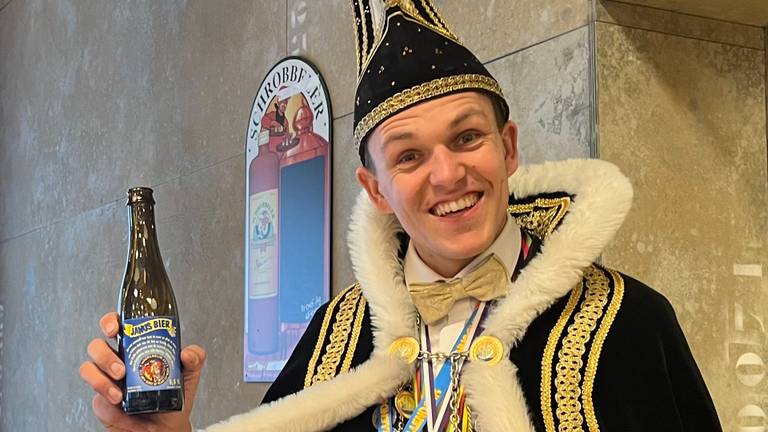 De prins carnaval van het Woaterrijk brouwt zijn eigen bier (foto: Megan Hanegraaf).