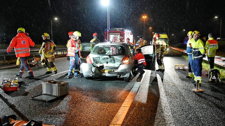 Drie gewonden bij botsing op A58, traumaheli landt op snelweg