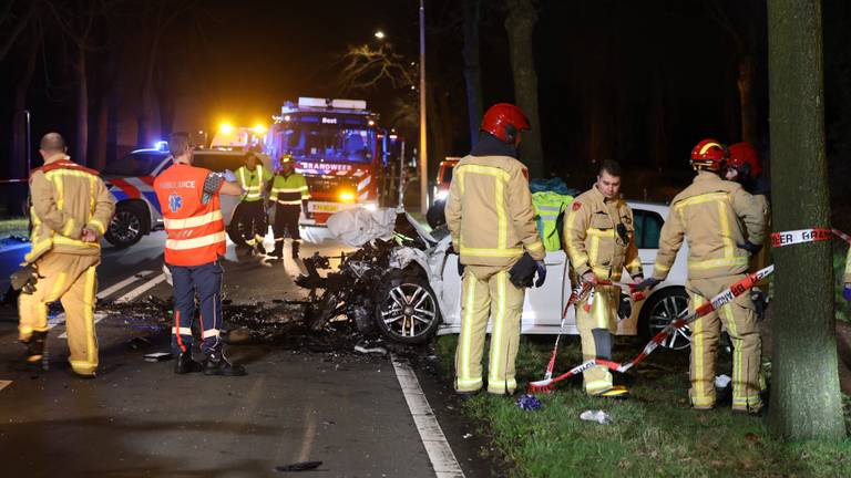 Vrouw overlijdt bij frontale botsing auto's, andere bestuurder gewond