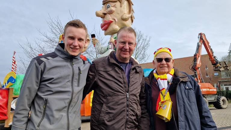 Trotse opa ziet kleinzonen schitterende wagen bouwen voor carnavalsoptocht