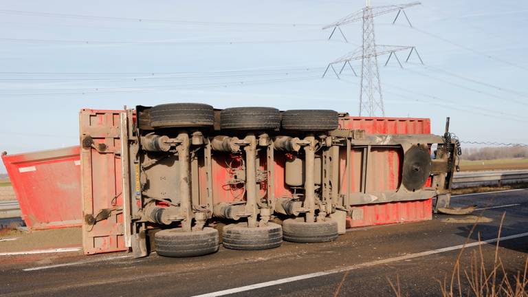 Vrachtwagen kantelt op de A17, snelweg uren dicht
