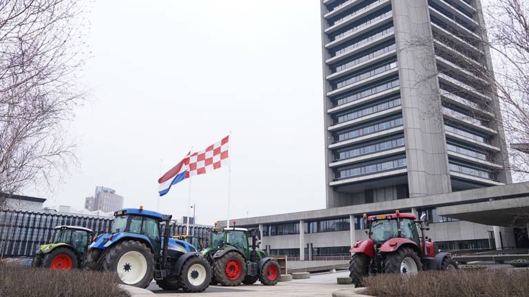 Boeren melden zich ook bij het provinciehuis 