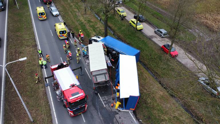 N65 helemaal dicht door botsing twee vrachtwagens, bijrijder bekneld