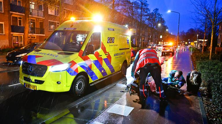 Vrouw ernstig gewond en hondje dood bij ongeluk: doorrijder (19) meldt zich