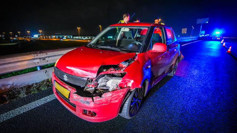 Auto met klapband tegen vangrail (foto: SQ Vision).