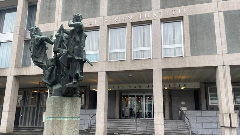 Het Paleis van Justitie in Arnhem waar de zaak dient (foto: Hans Janssen).