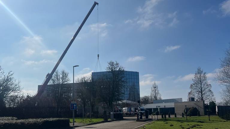 Het Mövenpick hotel wordt klaargemaakt voor de komst van 250 vluchtelingen (foto: Megan Hanegraaf).